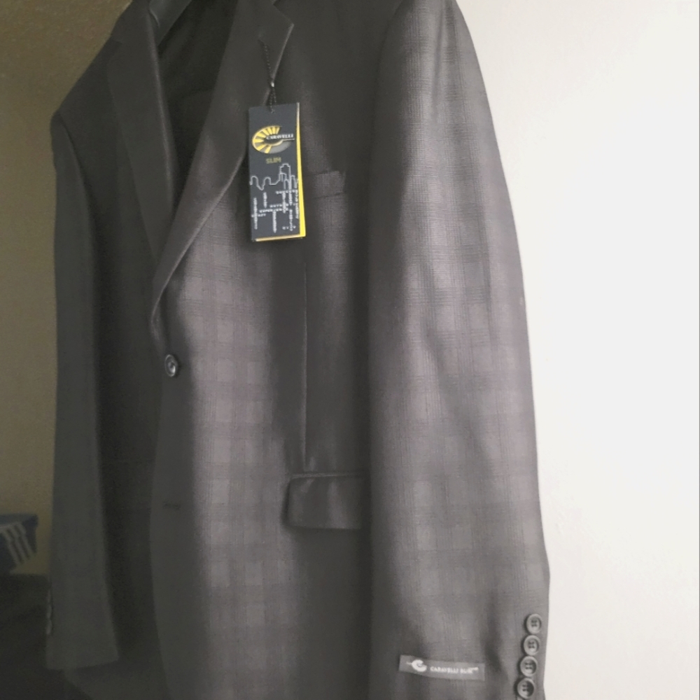NEW 2-PIECE MENS BUSINESS SUIT. GRAY PLAID, DESIGNED BY CARAVELLI. SLIM FIT.